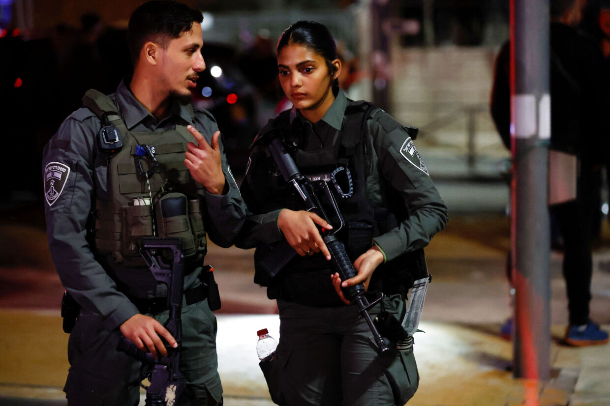 Israelske sikkerhedsstyrker holdt vagt ved gerningsstedet i det østlige Jerusalem fredag aften. Ammar Awad/Reuters