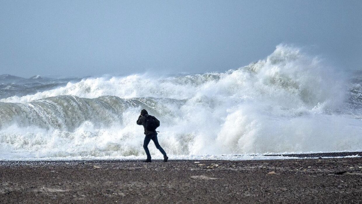 Vindstød af stormstyrke kan mandag ramme det meste af landet. Vinden bliver kraftigst ved vestvendte kyster. 