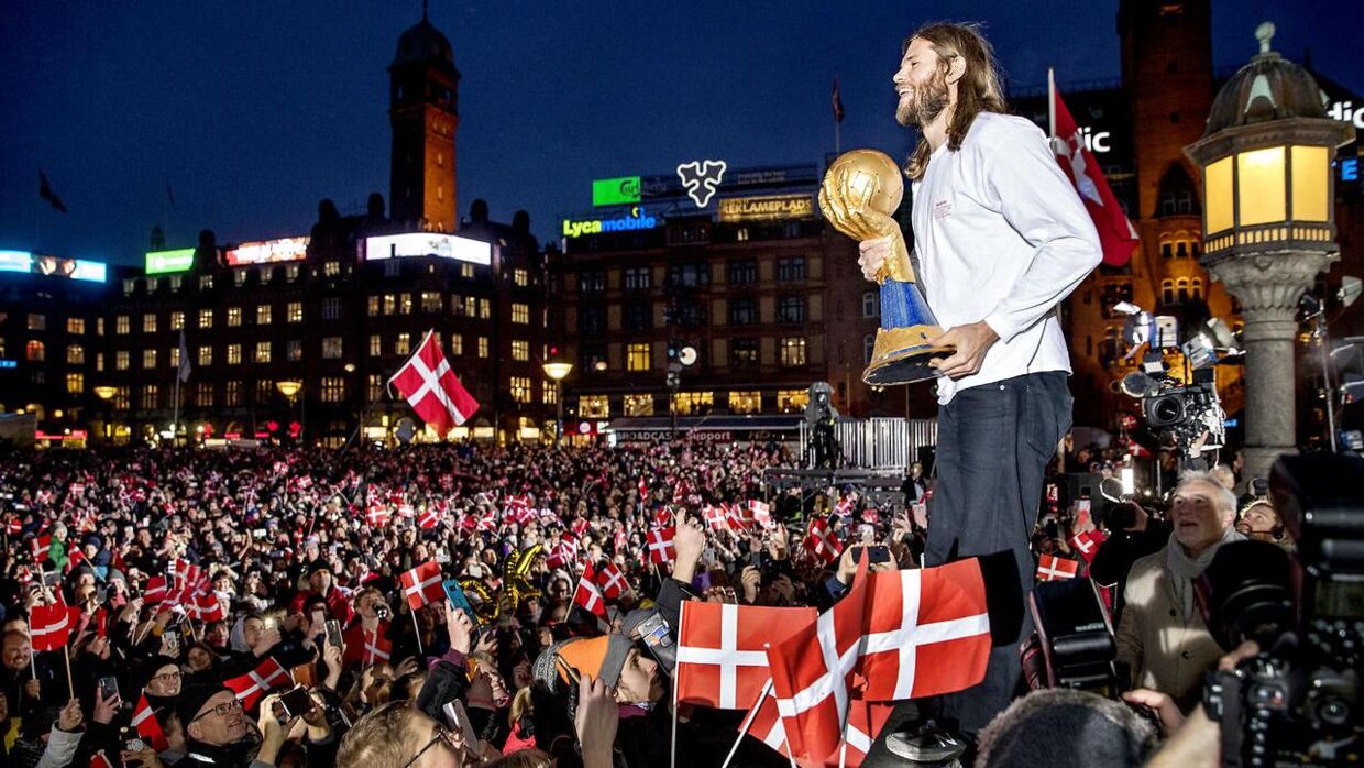 Mikkel Hansen hyldes i 2019 for Danmarks første VM-triumf for håndboldherrerne. Sådan ser det forhåbentlig også ud mandag eftermiddag på Rådhuspladsen.