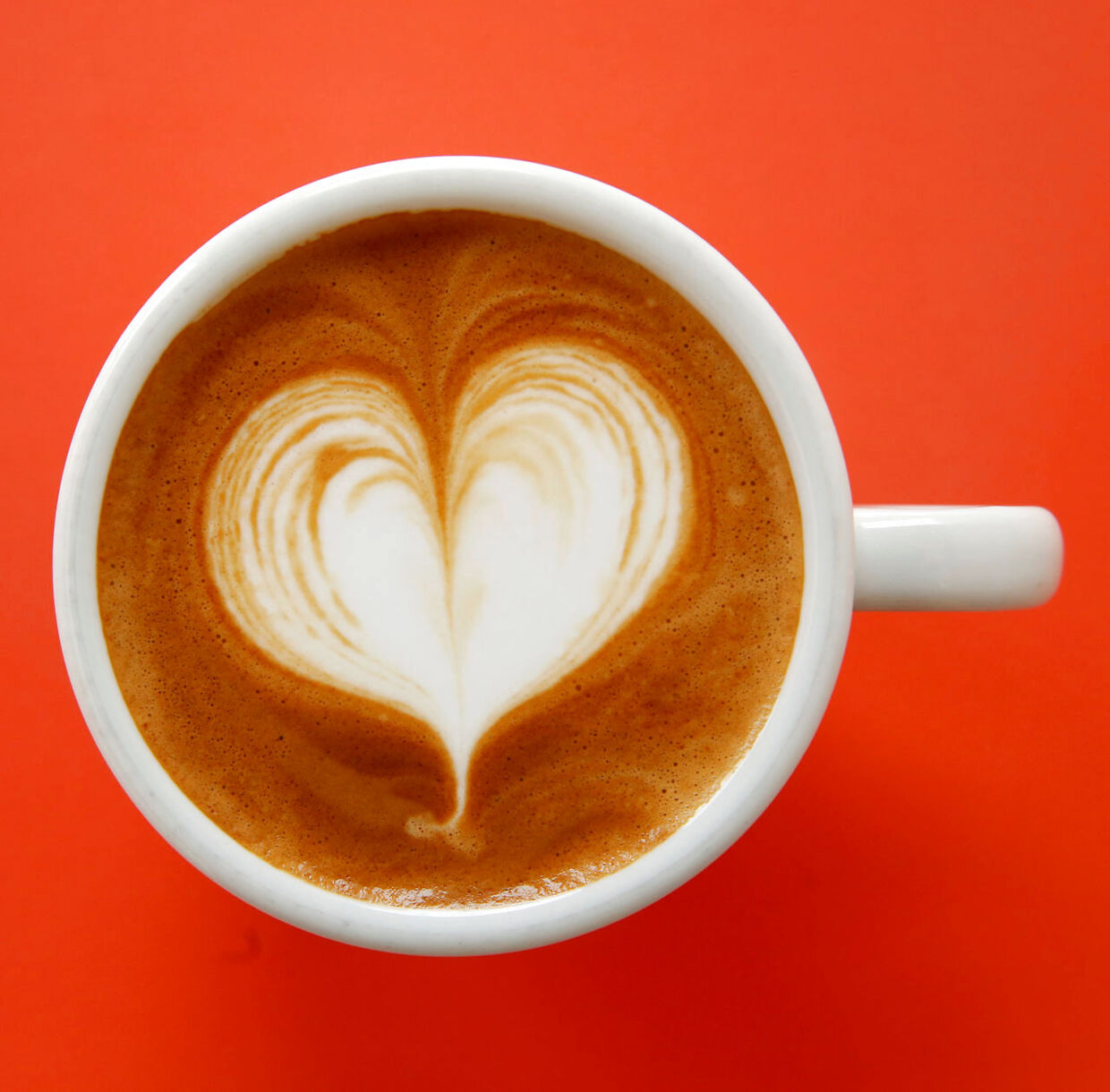 Kaffebønner indeholder poplyphenoler, mens mælk er rigt på protein. Kombinationen af de to kan have en antiinflammatorisk effekt.