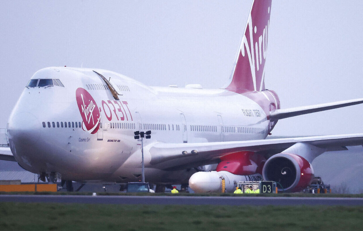 Cosmic Girl, en Boeing 747 fra Virgin, sidder på landingsbanen i Newquay Airport i Storbritannien med et Orbit's LauncherOne raket under vingen. Billedet er taget 9. januar 2023.&nbsp;