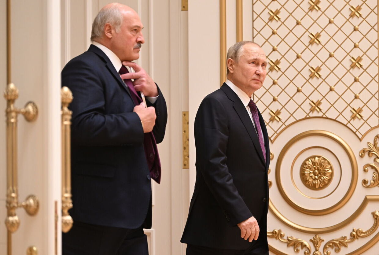 Her ses Aleksandr Lukasjenko sammen med den russiske præsident, Vladimir Putin, i december sidste år.