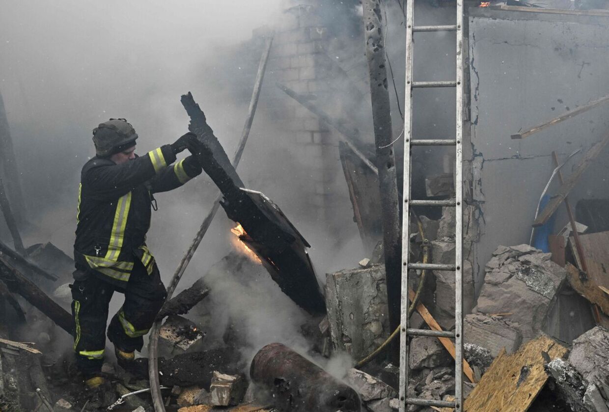 Her ses ukrainske brandfolk arbejde i Kherson 29. januar.