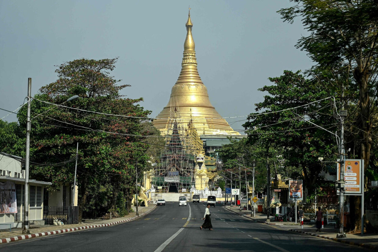 Gaderne er onsdag stort set øde i flere store byer i Myanmar - her er det Yangon. Str/Ritzau Scanpix