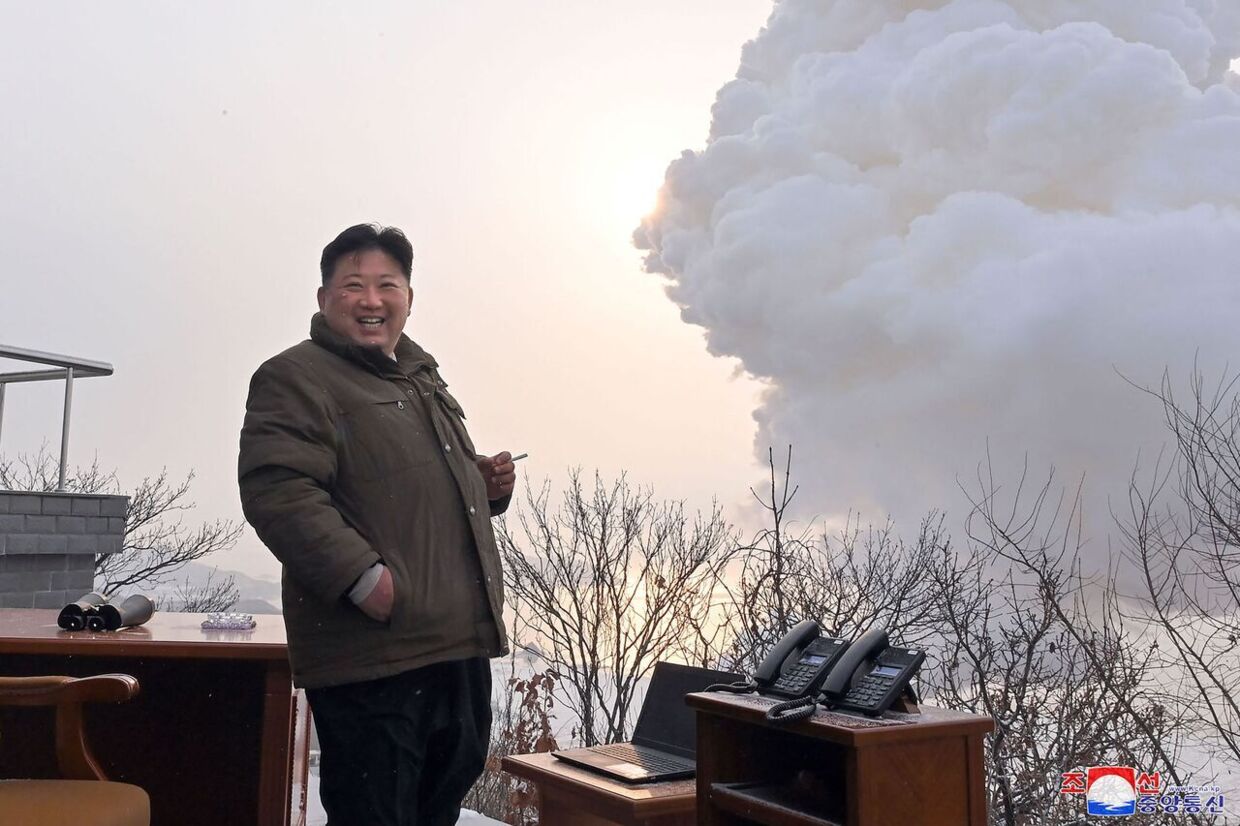 Her ses den nordkoreanske leder, Kim Jong-un, under en testaffyring af et missil i december sidste år.