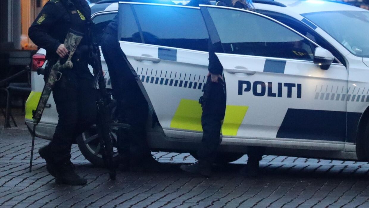 Den anholdte stod og sigtede med et luftgevær på en altan. Foto:Presse-fotos.dk