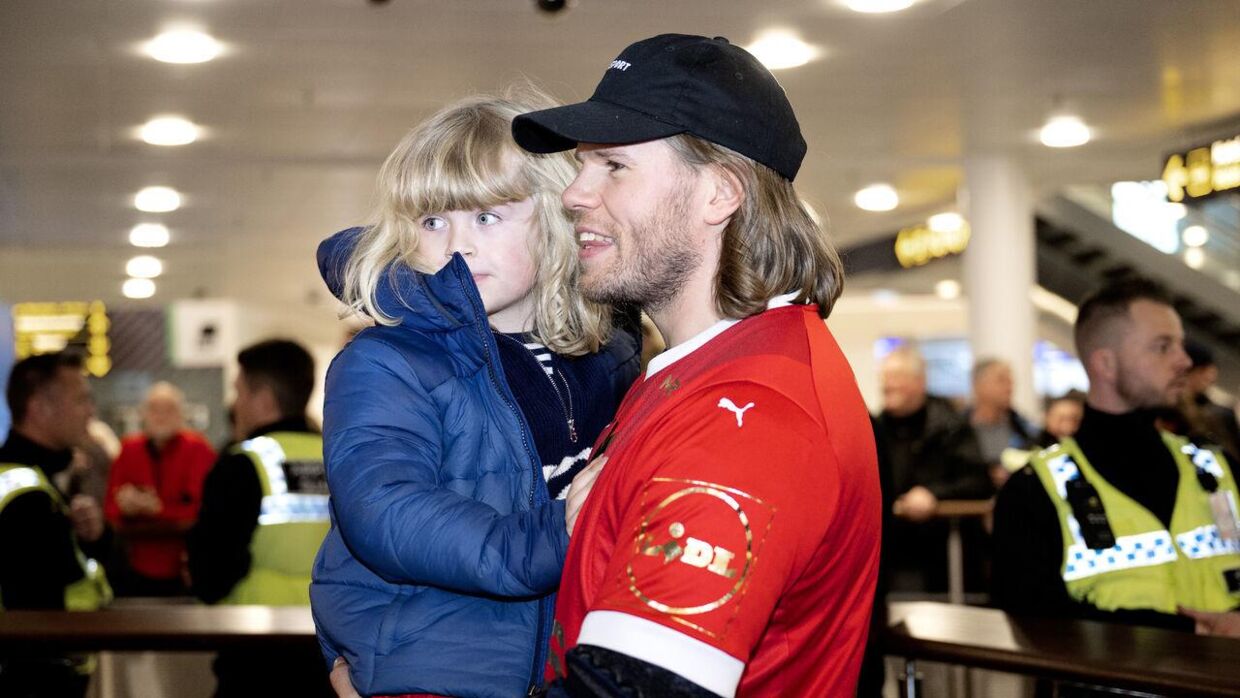 Mikkel Hansen havde sønnerne Eddie Max (på billedet) og Vince med til showet. Kasketten han bærer her er af konens mærke OpéraSPORT, da han ankommer til Københavns Lufthavn efter VM-triumfen.