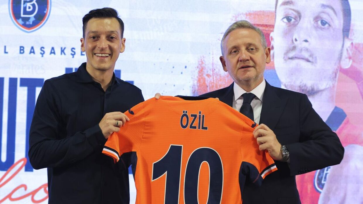 Mesut Özil skiftede i sommeren 2022 til Basaksehir. Nu tyder det på, at både hans tid i klubben og fodbolden er forbi.