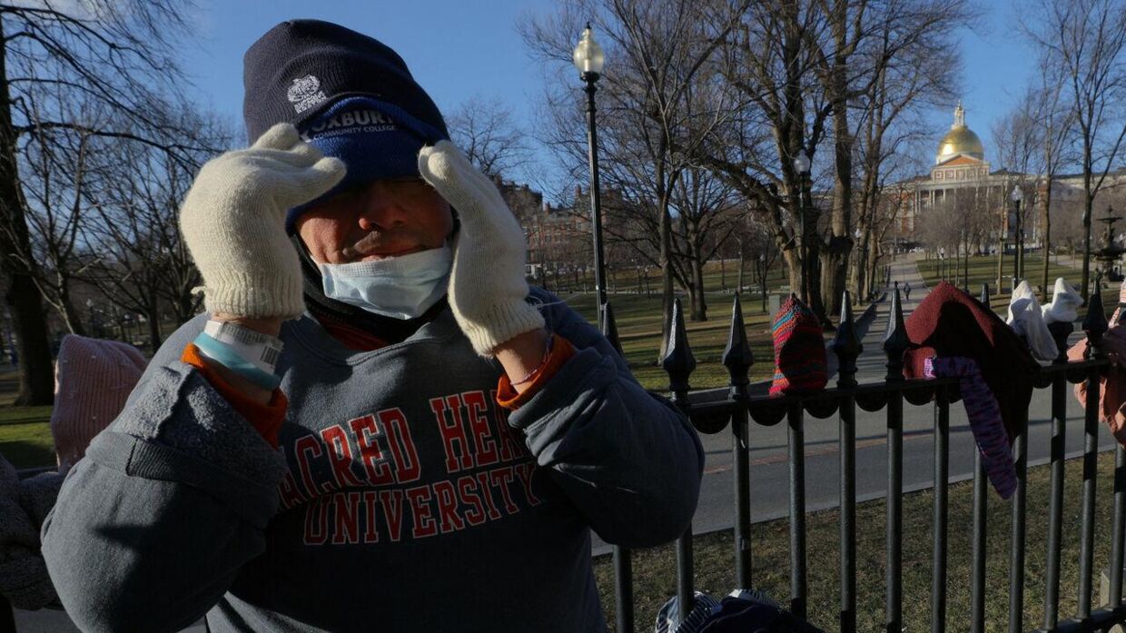 I den amerikanske storby Boston forsøger frivillige at hjælpe hjemløse mod kulden ved at hænge gratis huer og halstørklæder op på et hegn. På billedet ses den hjemløse Jose Perez. Bystyret har også lovet, at ingen hjemløse vil blive afvist ved herberger i denne weekend.