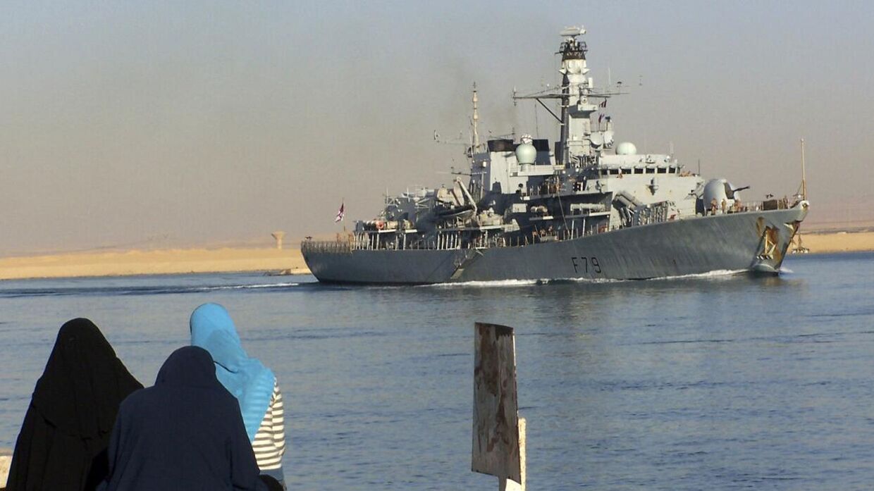 HMS Portland på vej igennem Suez-kanalen.
