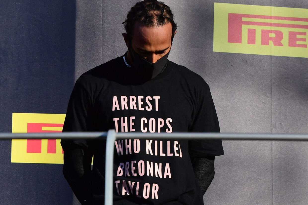 Lewis Hamilton bar i 2020 en T-shirt på podiet med teksten anhold betjentene, der dræbte Breonna Taylor. (Arkivfoto). Jennifer Lorenzini/Reuters