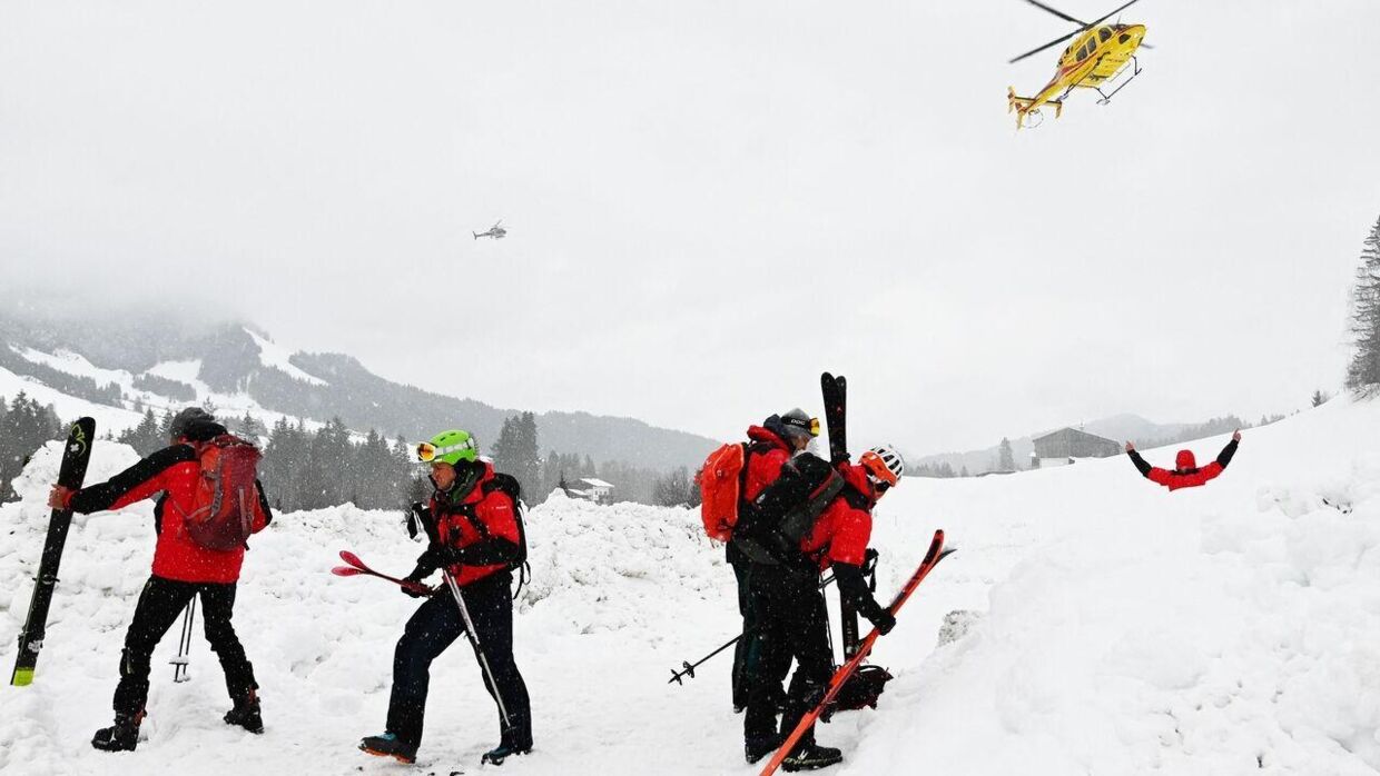 Her ses, hvordan redningsfolk og helikopter fredag leder efter overlevende efter lavinen i Østrig.