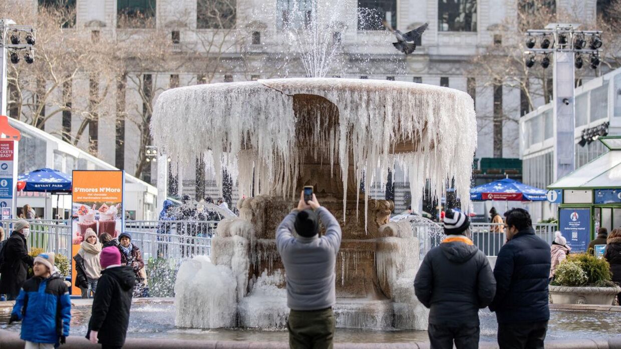 Mange tog billeder i Bryant Park på Manhattan, hvor springvandet var frosset til is i de usædvanlig kolde temperaturer.