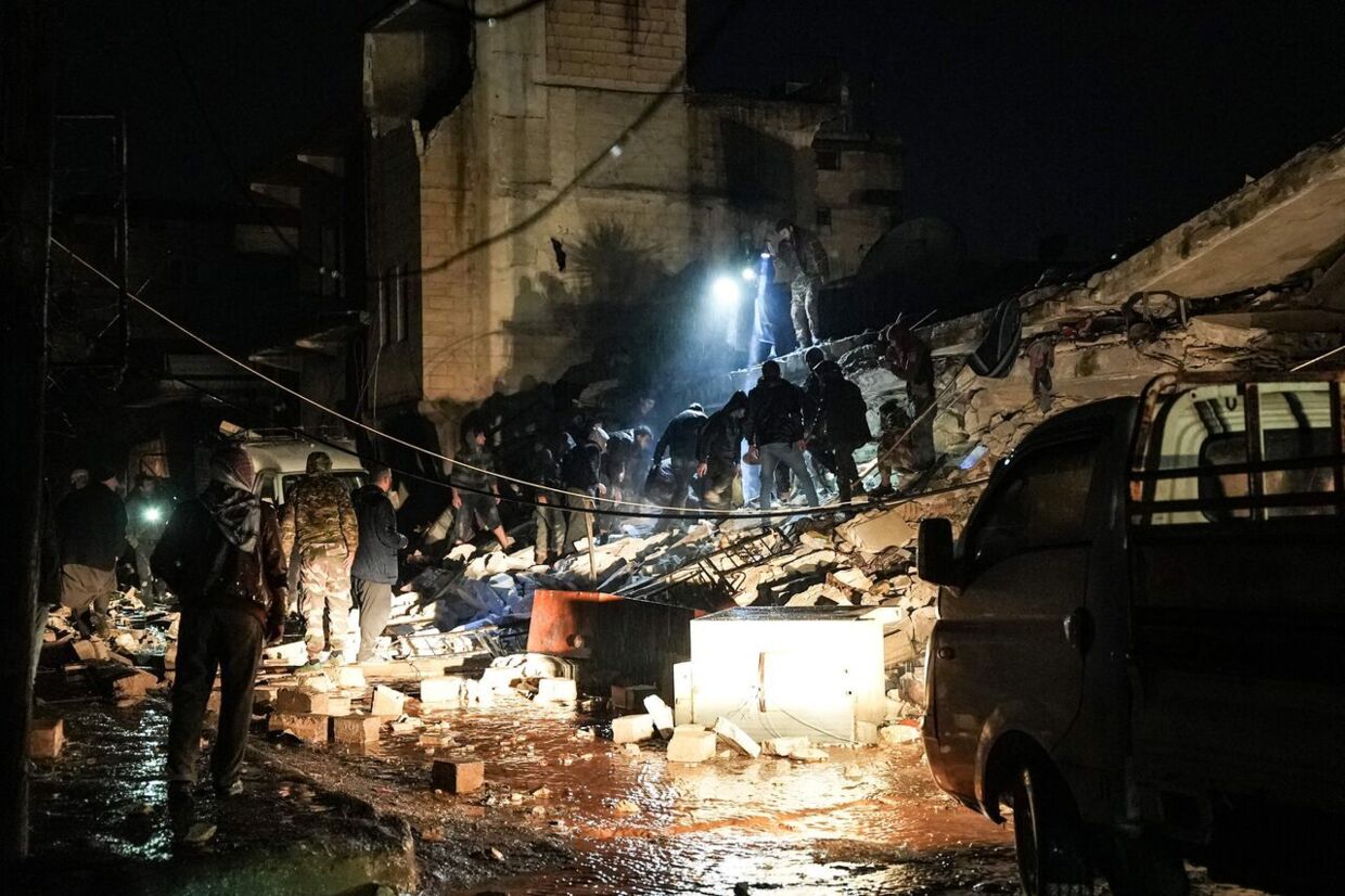 Billederne fra Syrien viser, at jordskælvet også bragte død og massive ødelæggelser med sig her. 
