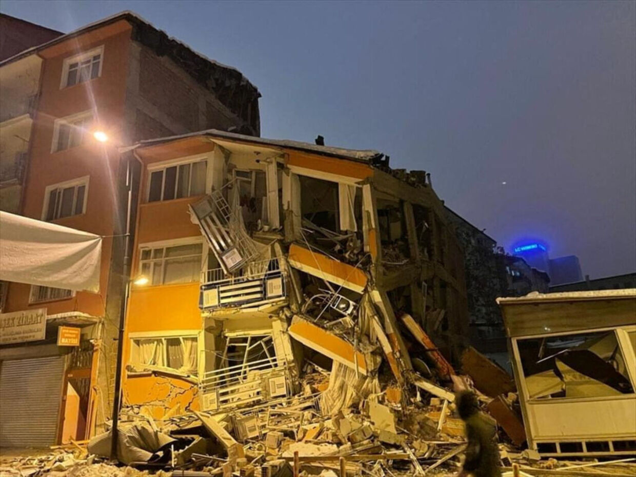 Bygninger styrtede i grus, da jordskælvet ramte. Her en ødelagt boligblok fra Malatya i Tyrkiet. 