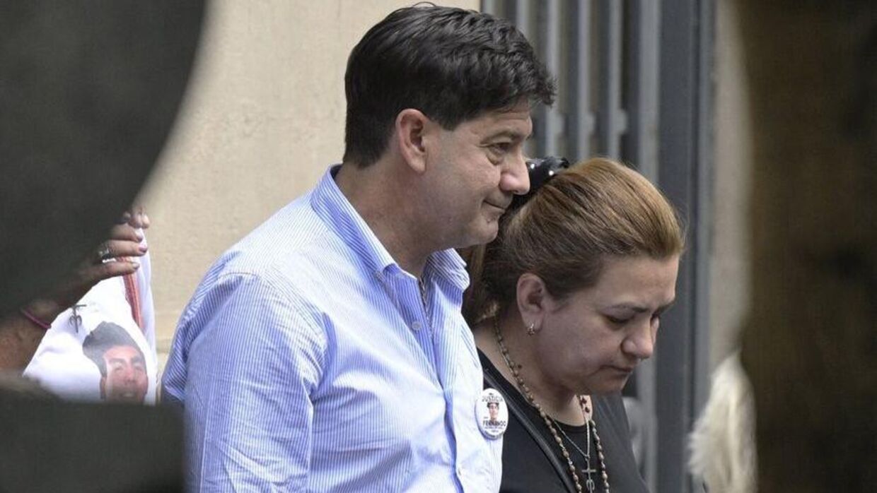 Forældrene til Fernando Baez Sosa, som blev myrdet af en gruppe af rugbyspillere i 2020, forlader retten efter sagen fik sin afslutning.