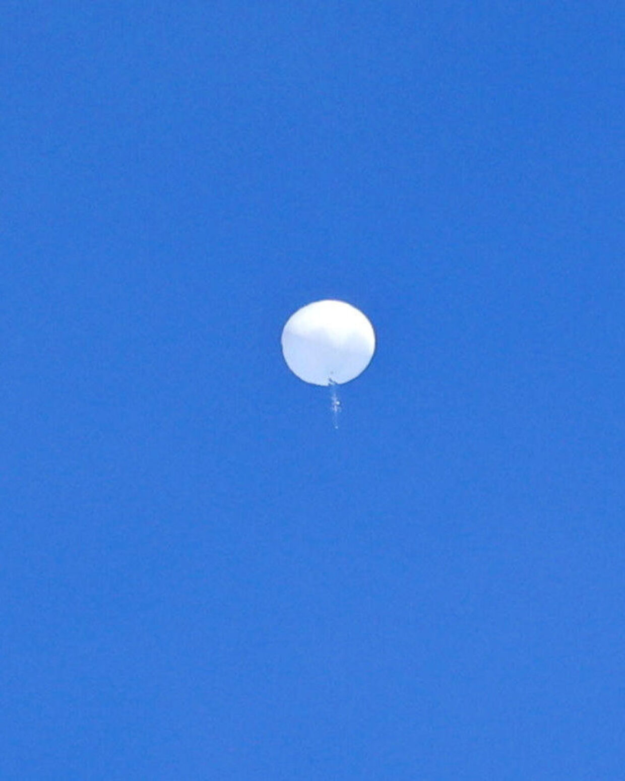 Sådan så det ud, da den kinesiske ballon hang på himlen over USA.