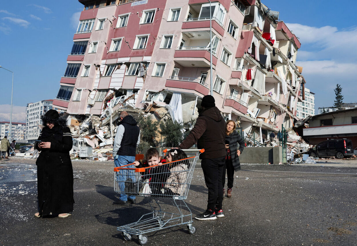 Borgere på gaden efter jordskælvet i den tyrkiske by Hatay.