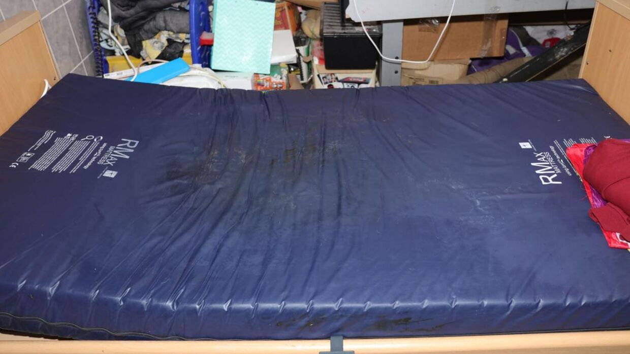 Den 16-åriges seng, der bestod af træningspuder til et hvalpetoilet. Foto: Heddlu Dyfed-Powys Police