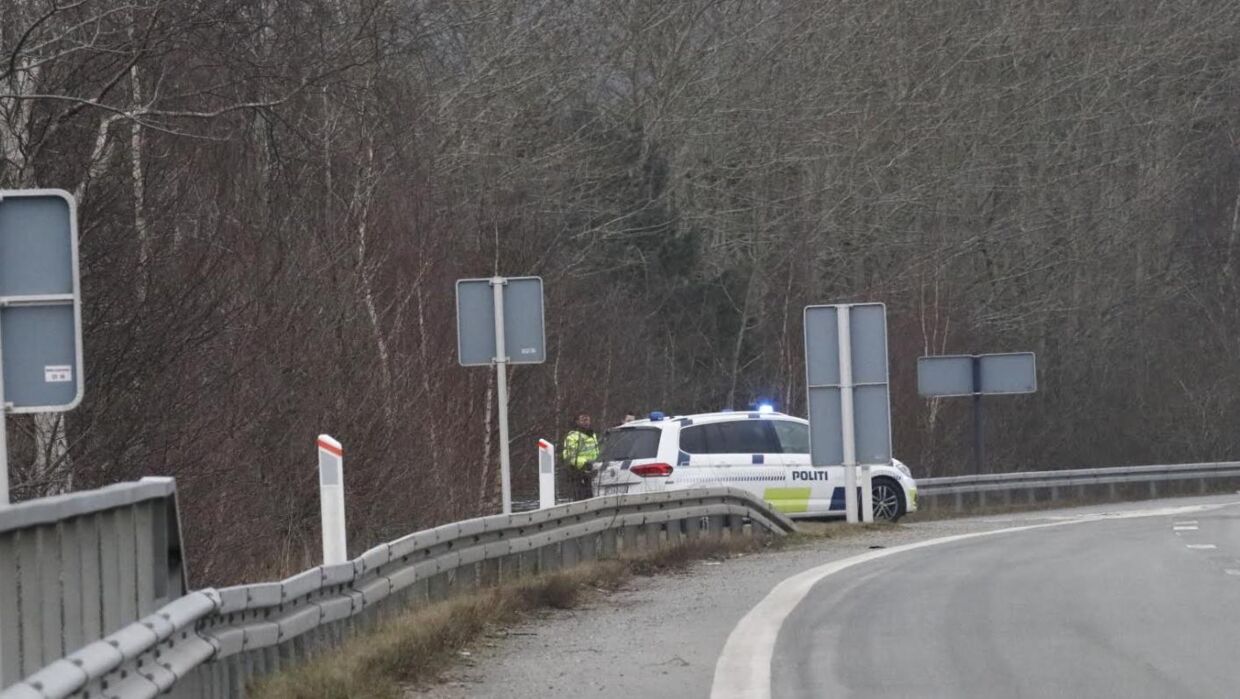 Det var torsdag ved middagstid, at en 23-årig mand bragede frontalt ind i en 18-årig bilist, der herefter mistede livet. Foto: Presse-fotos.dk