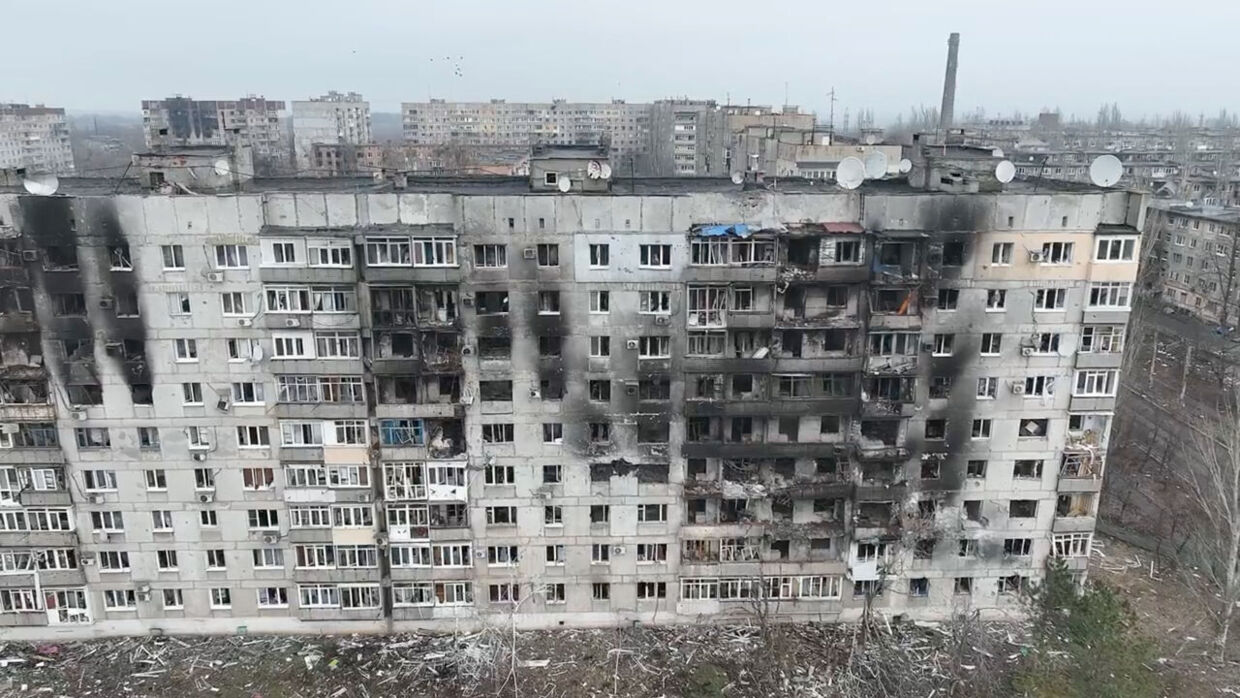 Bygningerne i Vuhledar er stærkt beskadigede efter russiske atilleriangreb. Bygningerne bruges af ukrainske soldater til at få ram på russiske soldater.