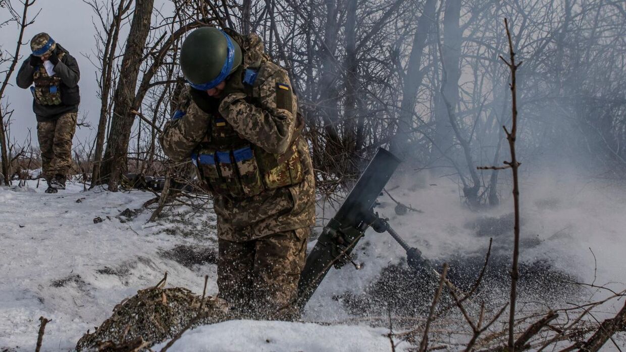 Ukrainske soldater fyrer motergranater efter russiske tropper ved Vuhledar. 