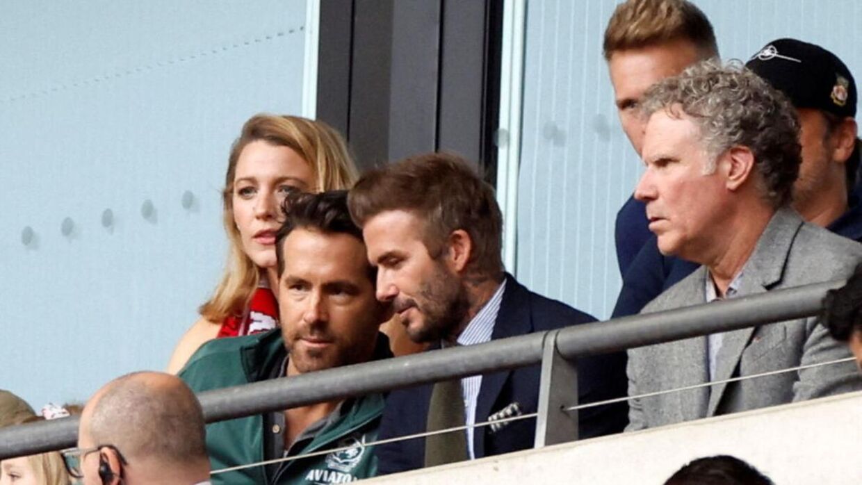 Ryan Reynolds, David Beckham og Will Ferrell overværer en kamp mellem Wrexham og Bromley i 2022.