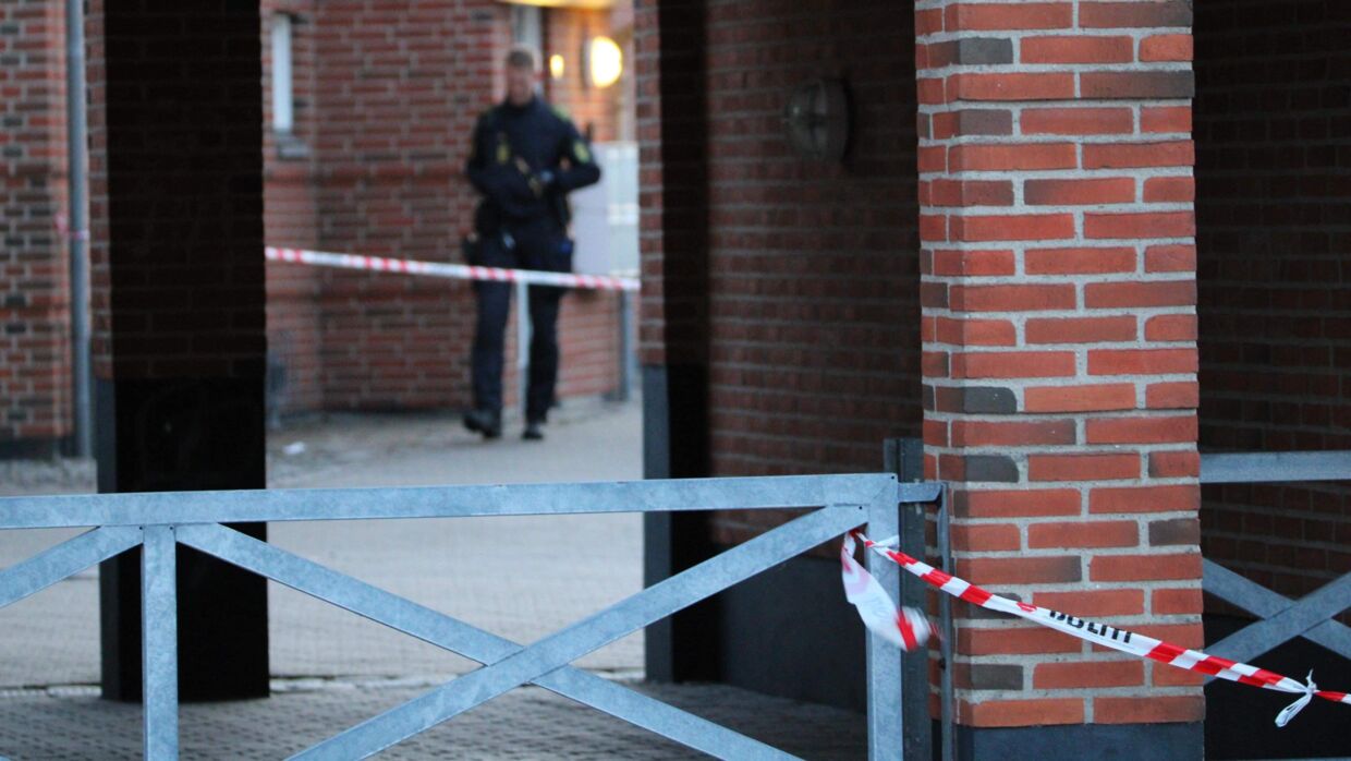 Ifølge Nordjyske blev kvinden fundet siddende på en bænk efter knivoverfaldet. Manden blev fundet indenfor i en blodpøl.