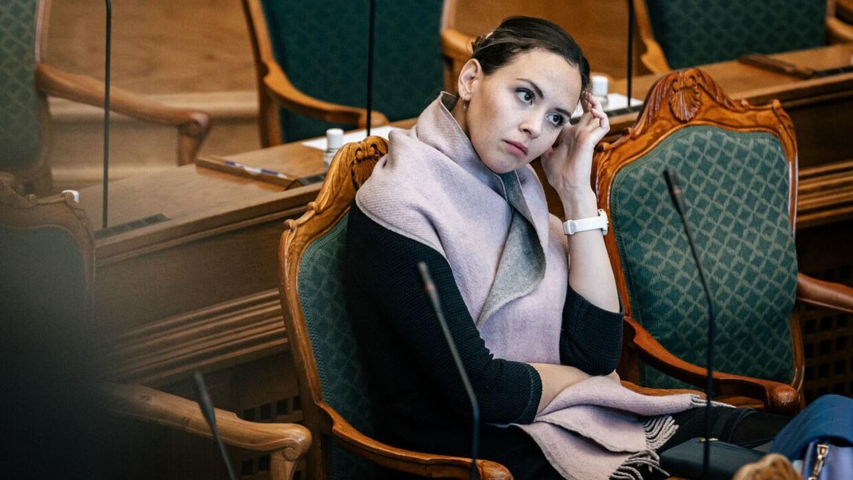 Victoria Velásquez (Ø) til førstebehandling af lovforslag om afskaffelse af store bededag i folketingssalen på Christiansborg, torsdag den 2. februar 2023.