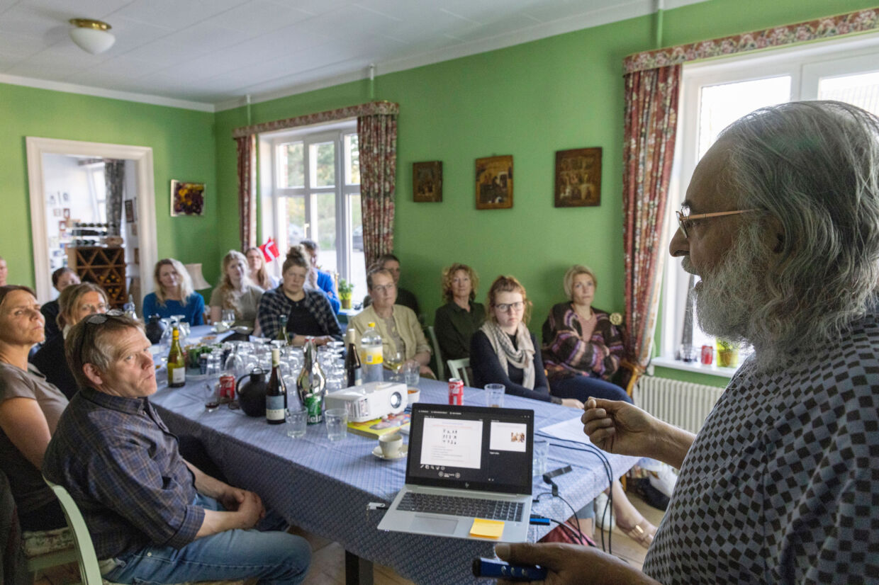 En forsker på besøg i et privat hjem i Revn under Forskningens Døgn 2022. Søren Kjeldgaard/Free