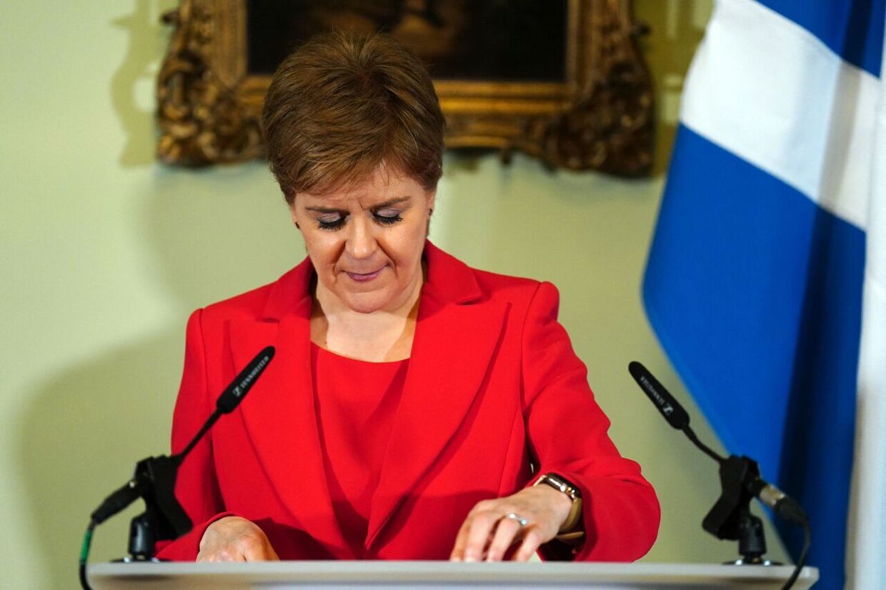 Skotlands førsteminister, Nicola Sturgeon meddeler på et pressemøde, at hun vil træde tilbage, så snart en afløser er fundet.