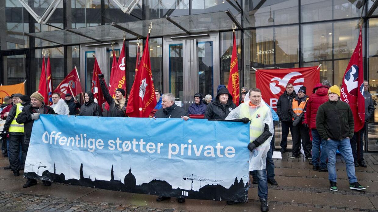 Forhandlingerne blev indledt 4. januar, og 1. marts skal flere end 600.000 danskere på det private arbejdsmarked have en ny overenskomst. På billedet er flere lønmodtagere mødt op foran Industriens Hus midt i København 4. januar.