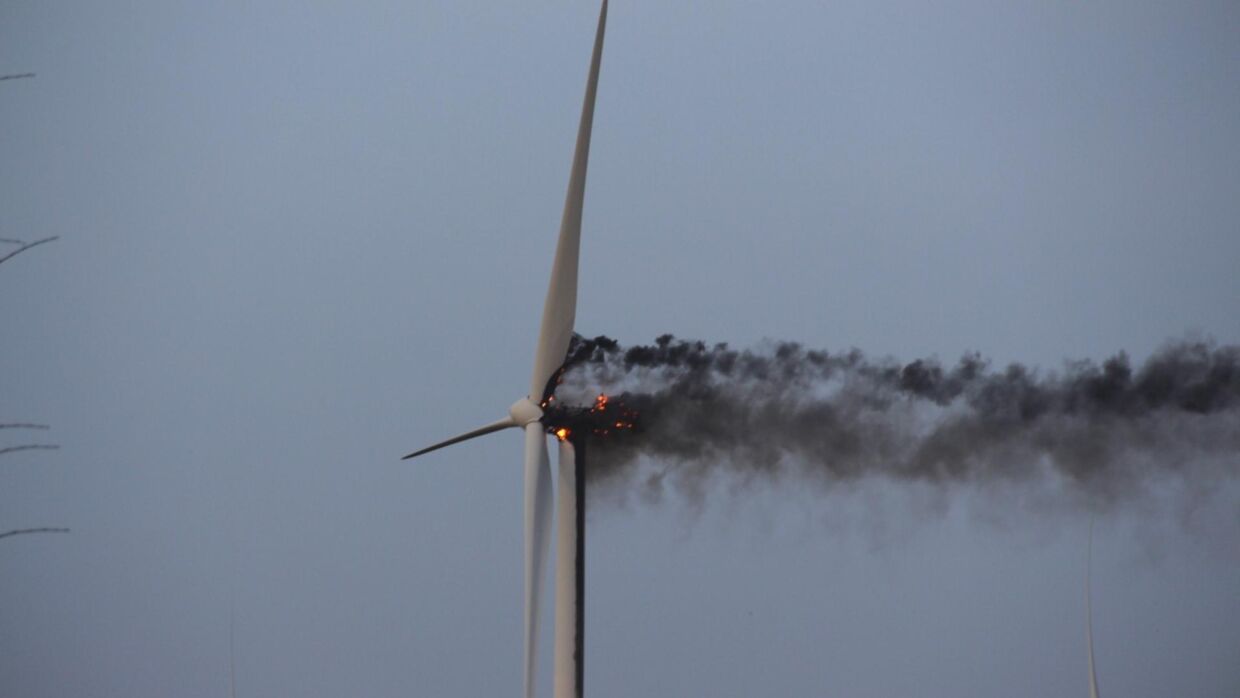 Brand i en vindmølle ved Lem i Vestjylland.