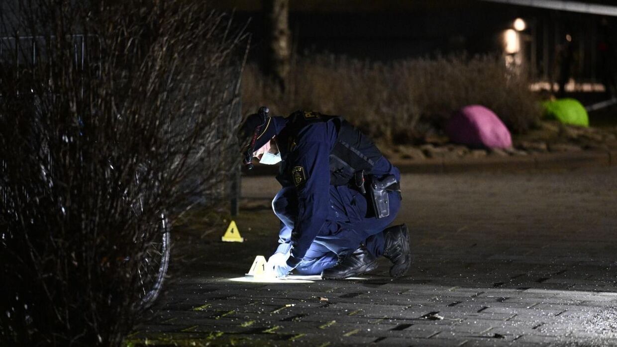 Politiets kriminalteknikere deltog i efterforskningsarbejdet efter at flere personer natten til tirsdag blev beskudt på Sörbäcksgatan i Malmø.