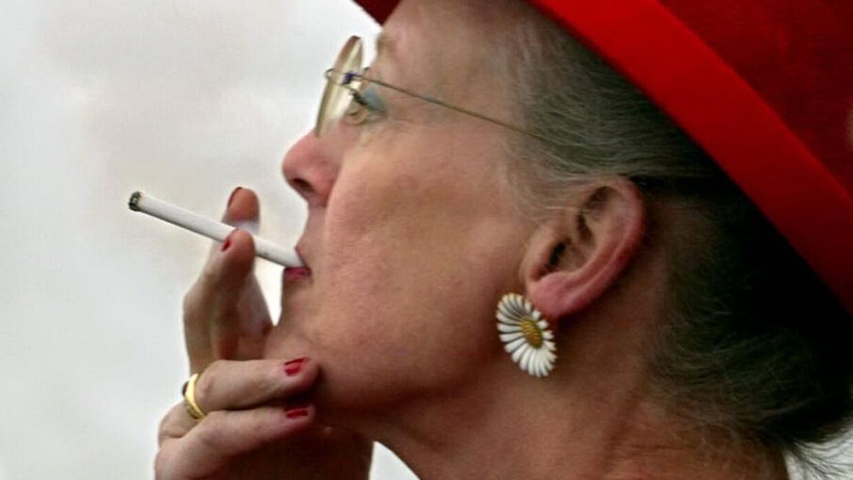 Dronningen har aldrig lagt skjul på, at hun ryger, men i senere tid har hun gemt cigaretterne væk i offentligheden. 
