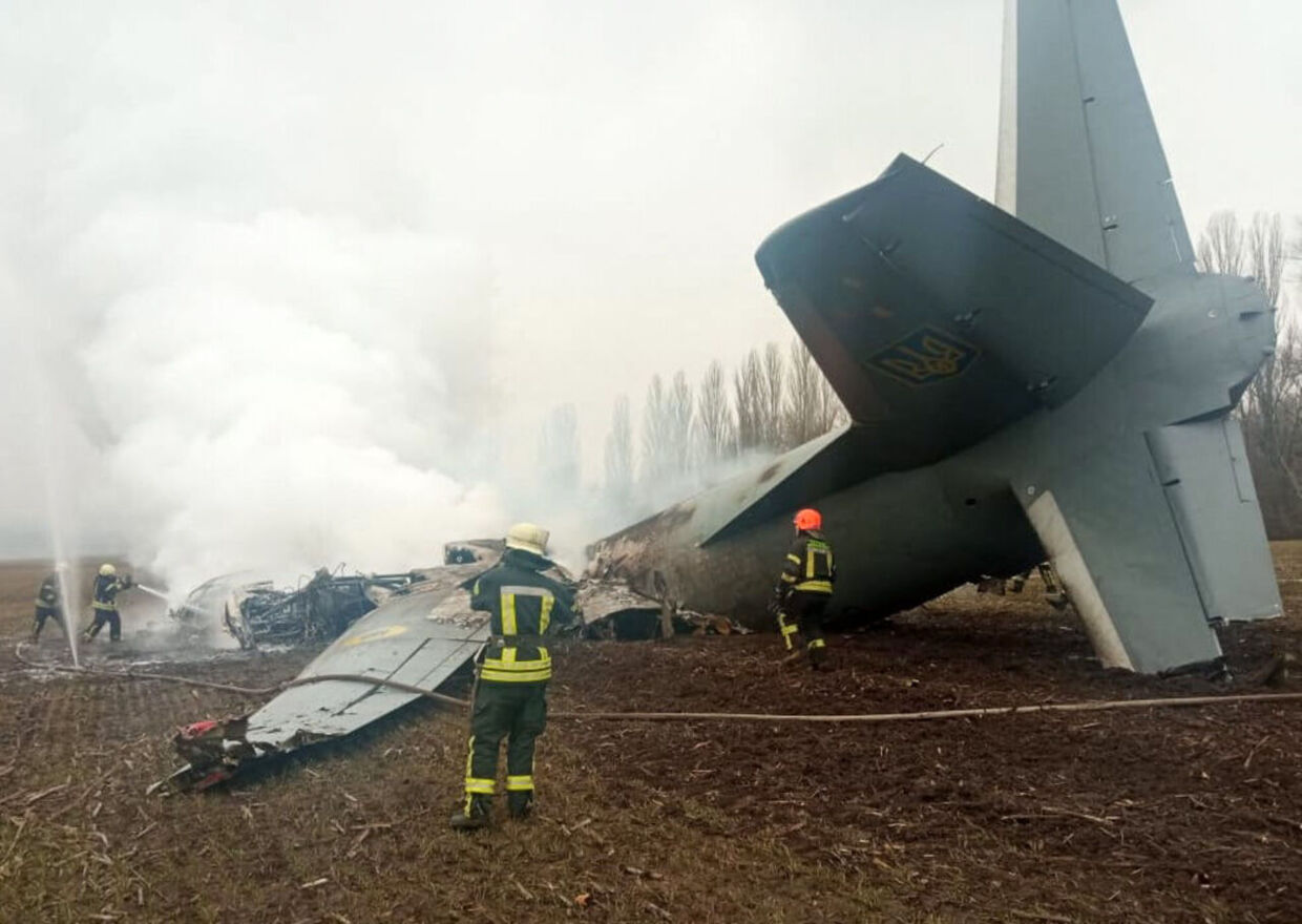 Et ukrainsk militærfly er styrtet ned syd for Kyiv 24. februar 2024.