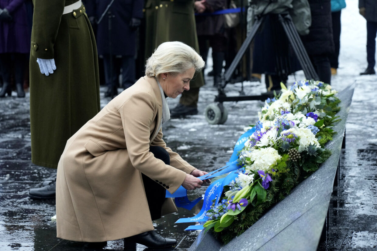 EU-kommissionens formand Ursula von der Leyen lagde blomster ved et monument for Estlands frihedskamp under ceremonien, der markede etårsdagen for Ruslands invasion af Ukraine.