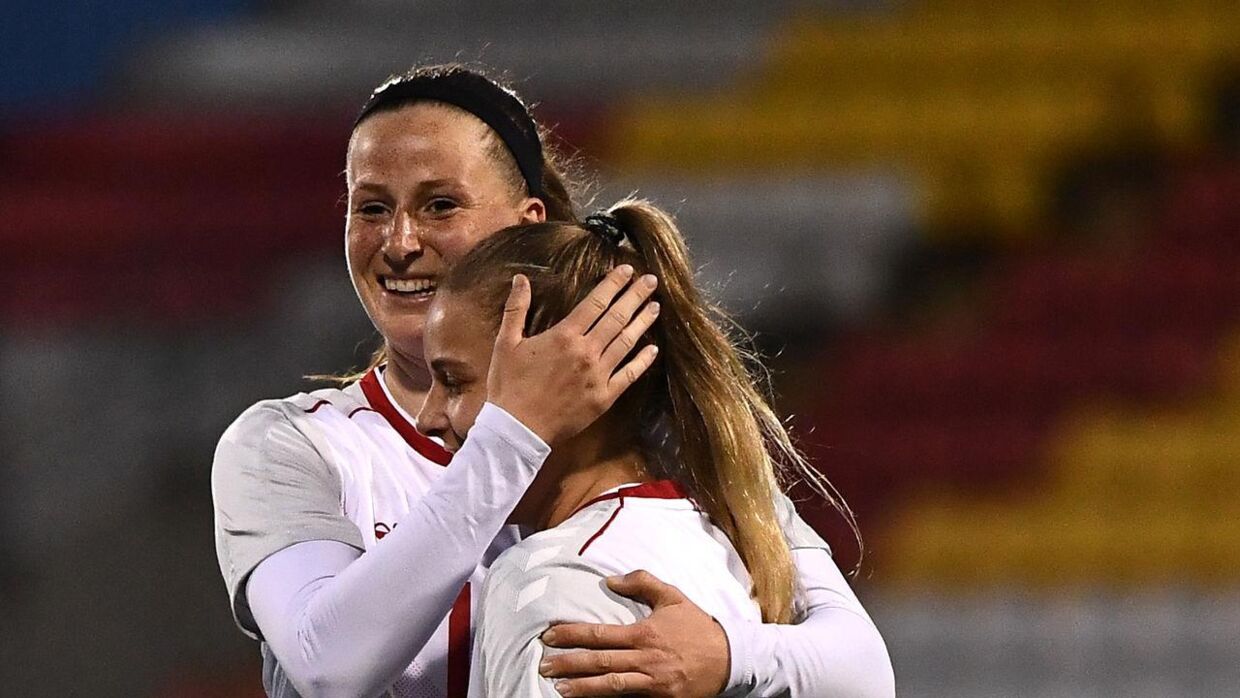 Nicoline Sørensen (T.v.) og Olivia Holdt kunne juble i rødt og hvidt i 2021 - nu er Sørensen endelig tilbage på landsholdet, og hun kan tilmed glæde sig over at være forlovet.