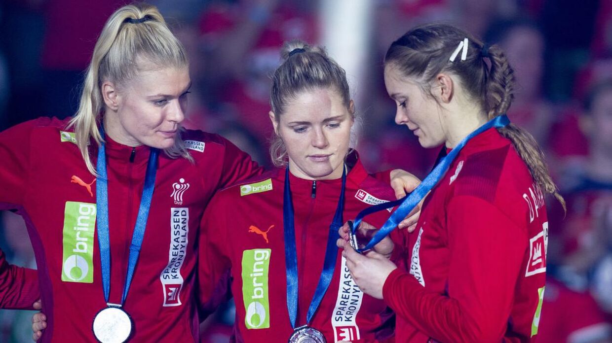Kathrine Heindahl, Sarah Iversen og Anne Mette Hansen under medaljeoverrækkelse efter EM finalen mellem Danmark-Norge i kvindehåndbold i Slovenien, søndag den 20 november 2022. (Foto: Liselotte Sabroe/Ritzau Scanpix)