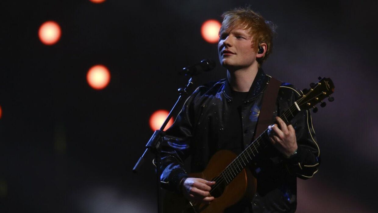 Ed Sheeran optræder til Brit Awards 2022.