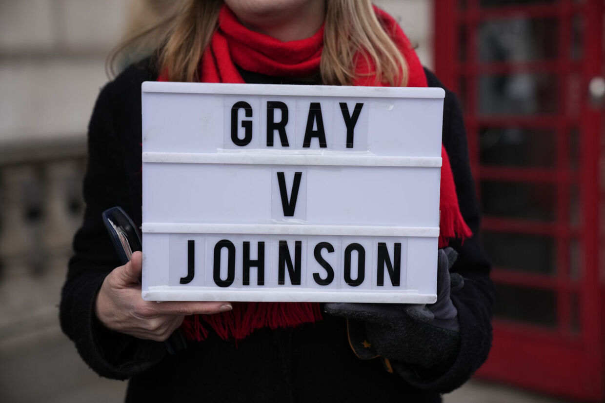 Sue eray mod Boris Johnson, står der på skiltet.