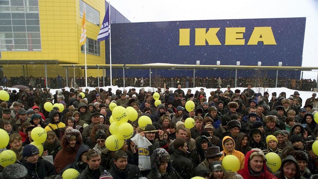 Sådan så det ud, da den første Ikea åbnede i Rusland i 2000. Efter krigsudbruddet har den svenske boliggigant trukket sig fra det russiske marked – og nu står en hviderussisk kopi på spring til at udnytte tomrummet efter Ikea.&nbsp;