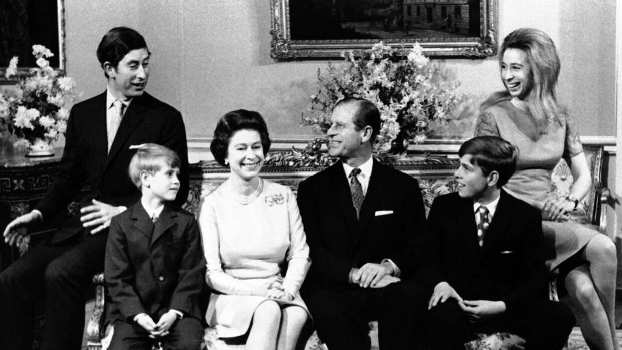 Dronning Elizabeth og prins Philip med deres fire børn. Prins Edward sidder til venstre for dronning Elizabeth.