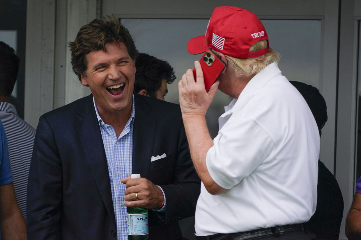 Tucker Carlson hygger sig med Donald Trump ved en golfturnering så sent som i juli sidste år.