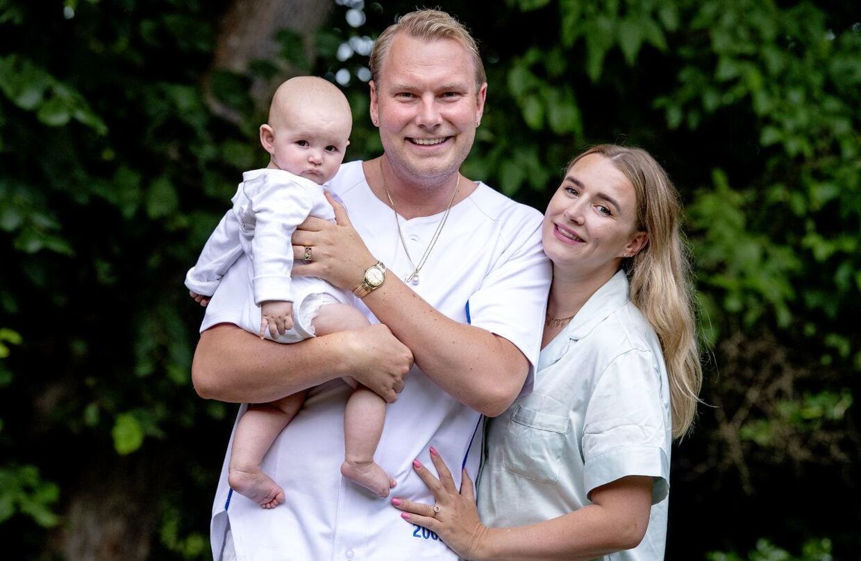 Parret Pelle Peter Jencel og Maria Jencel med deres første barn, den i dag 2-årige datter Penelope.