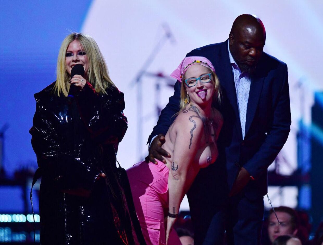 Avril Lavigne blev afbrudt af en topløs demonstrant, der løb ind på scenen under den årlige Juno Awards i Canada. Foto Ed Kaiser