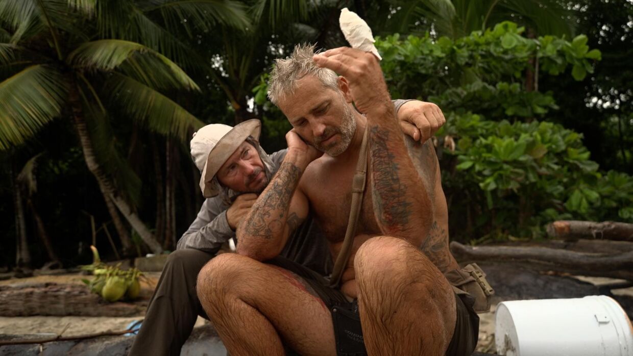 Oliver Bjerrehuus hakker sig i fingeren i 'Øen VIP'. Foto: Warner Bros. Discovery.