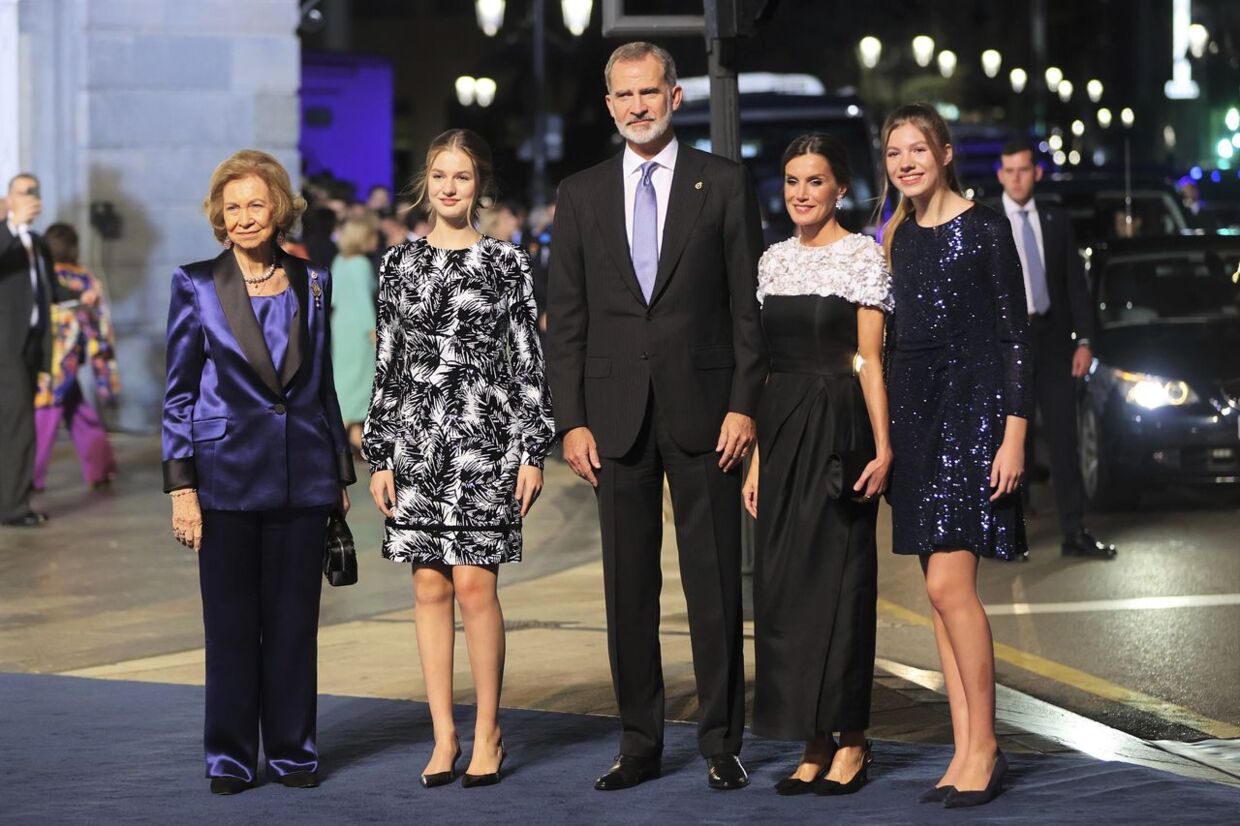 Her ses det spanske kongepar, Felipe og Letizia, med deres to døtre, Leonor og Sofia. Til venstre står kong Felipes mor, dronning Sofia.
