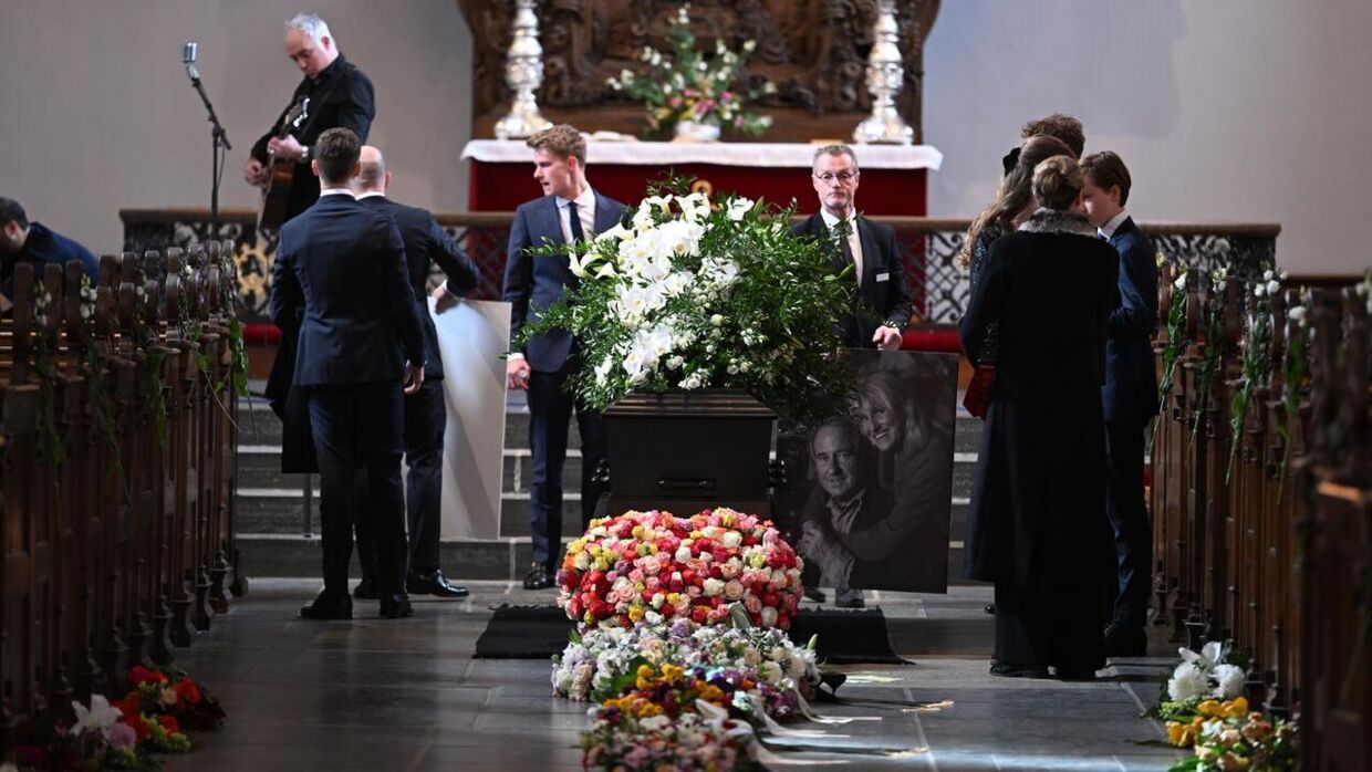 Til begravelsen var der billeder af Erik Brandt med sit livs kærlighed Margit Brandt, som stod ved siden af Erik Brandts sorte kiste med hvide liljer på.