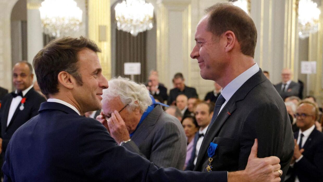 Den franske præsident, Emmanuel Macron, overrækker en medalje til Christian Prudhomme (th.). Præsidenten var også inde over den danske Tour de France-start.